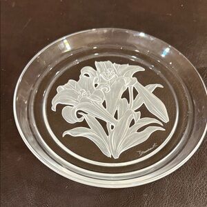 Hoya Crystal Plate Fleurs De Lys. Signed Yamamoto 1980.